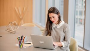 E-learning student behind the laptop for the introduction course hypnosis