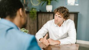Twee mensen in Leiderschap voor therapeuten als belang voor de mensen die therapeutisch in gesprek zijn
