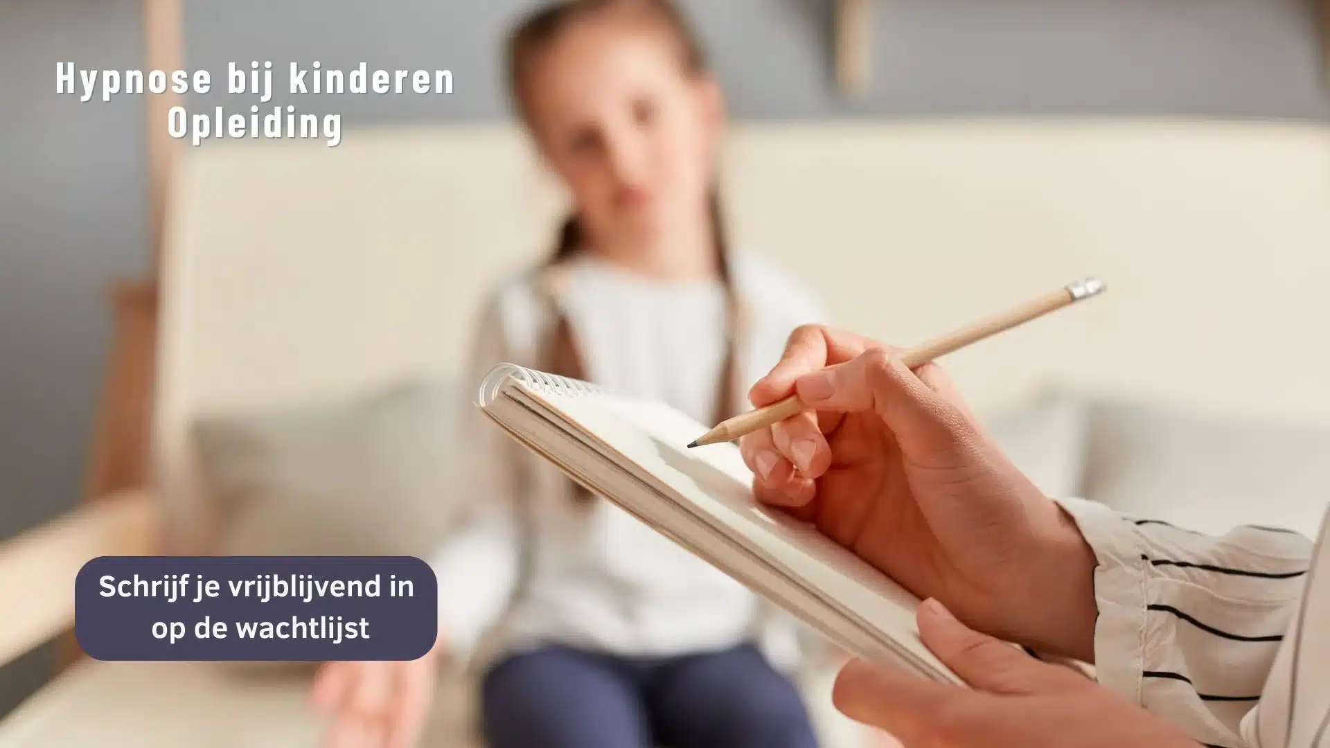 Hypnose bij kinderen opleiding met een kind op de bank en een hand met pen en papier op de voorgrond