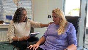 Deelnemers tijdens een sessie bij een OMNI hypnose opleiding (basis)