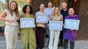 Deelnemers tonen diploma van de OMNI hypnotherapie opleiding