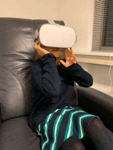 Afbeelding persoon met virtual reality bril op
