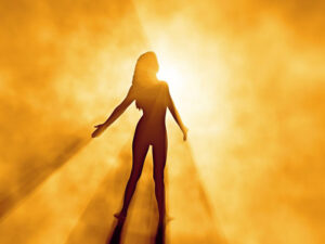 Vrouw staat in zonlichtstralen