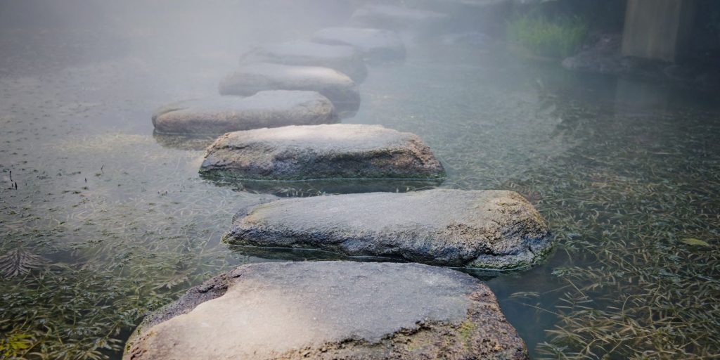 Rij stenen in het water