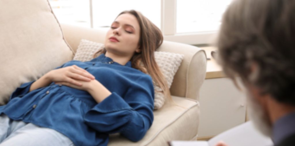 Hypnotherapeut en cliënt op de sofa