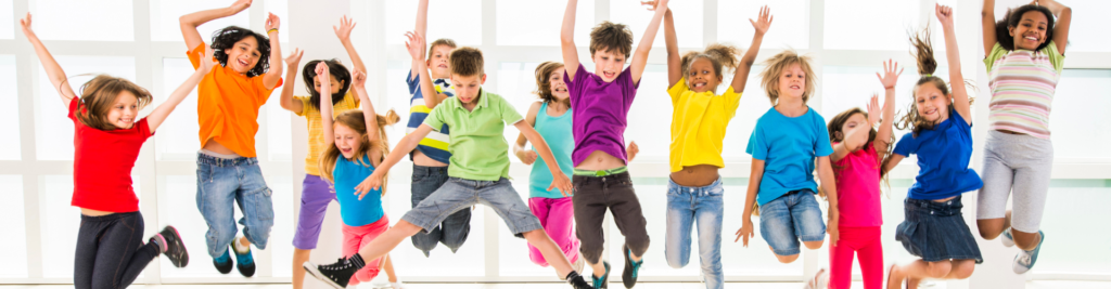 Gelukkige, springende kinderen HypnoKids opleiding