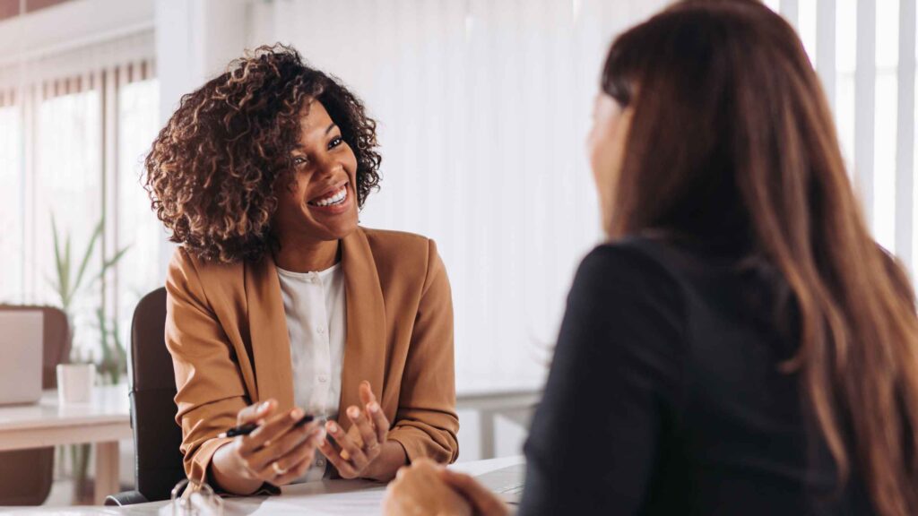 Twee vrouwen in gesprek als argumenteren voor therapeuten