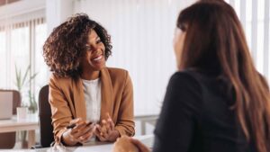 Twee vrouwen in gesprek als argumenteren voor therapeuten