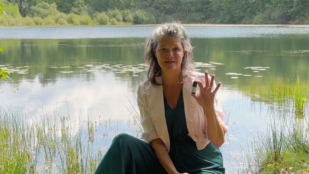Uitleg over de Chakra Balancing Experience aan de rand van een meer