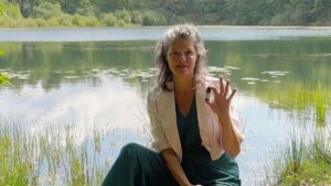 Uitleg over de Chakra Balancing Experience aan de rand van een meer
