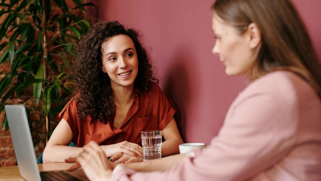 Twee vrouwen praten en het belang van ethiek in de therapeutische praktijk
