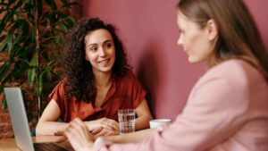 Twee vrouwen praten en het belang van ethiek in de therapeutische praktijk