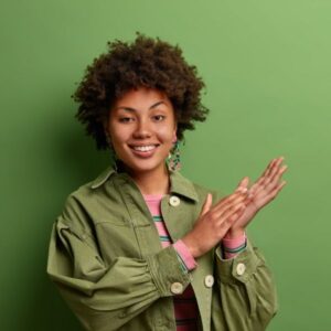 Vrouw wrijft haar handen als symbool voor Havening Techniques