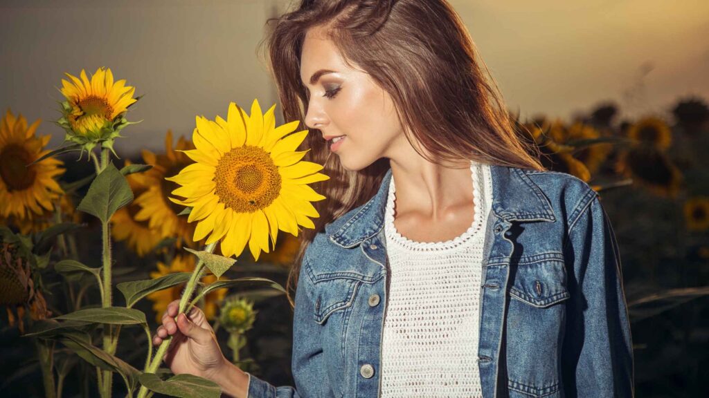 Zonnebloem met charismatische vrouw als beeld voor Hypnotic Beauty & Charisma Consulent
