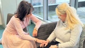 Hypnotherapeuten aan het oefenen passend bij vakopleiding eindopdrachten