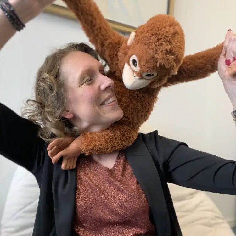 Hypnose met kinderen hypnoKids foto van de opleiding van deelnemer met knuffel welke in hypnotherapie wordt gebruikt.