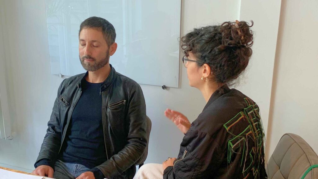 Oefensessie van twee studenten met EMDR in hypnose opleiding HypnoWaving hero
