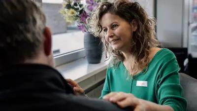 Hypnotherapeut in gesprek met cliënt tijdens oefensessie – OMNI basisopleiding geeft meer zelfvertrouwen